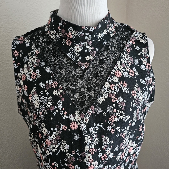 Chic Floral Mini Dress - Black and White - Picture 5 of 8